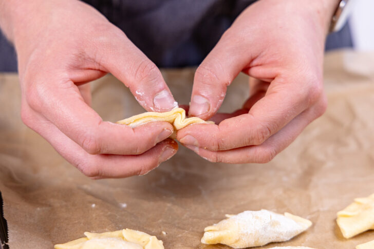 Vegetarische Empanadas verschließen