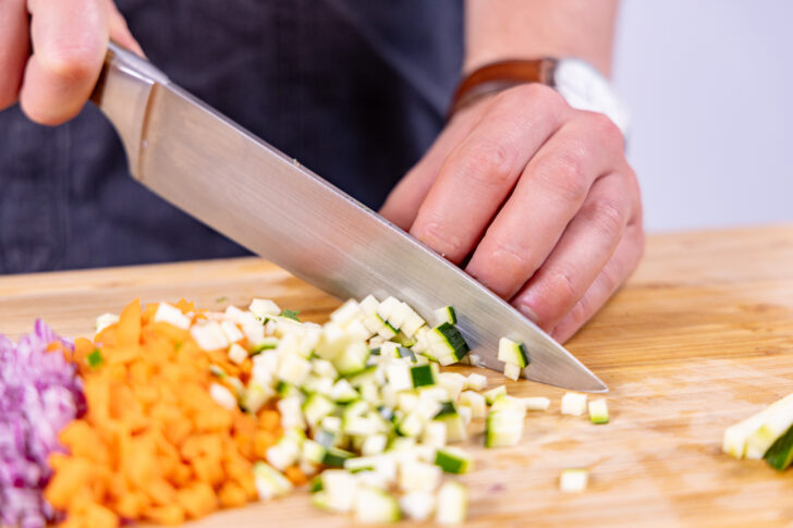 Zucchini fein würfeln