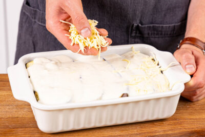 Vegetarisches Moussaka mit Gouda bestreuen und backen