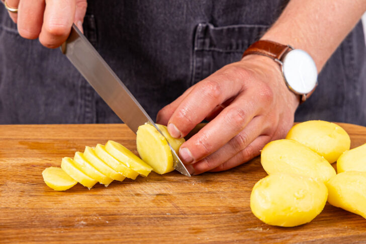 Kartoffeln in Scheiben schneiden