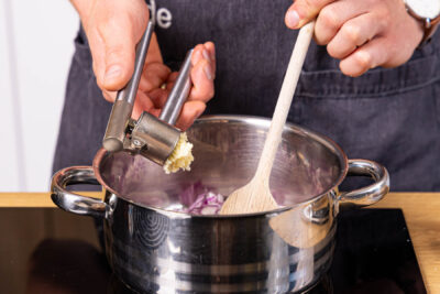 Knoblauch und Zwiebelwürfel anschwitzen