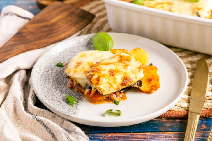 ein Stück vegetarisches Moussaka