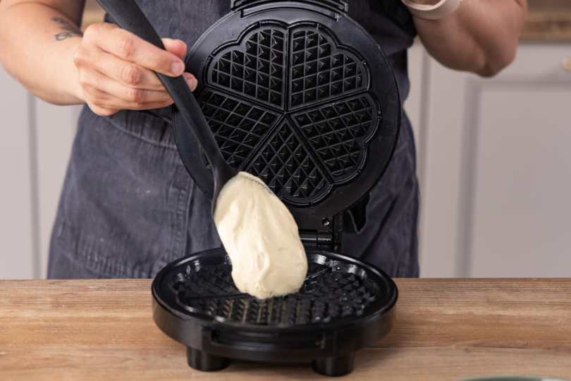 Teig in Waffeleisen geben