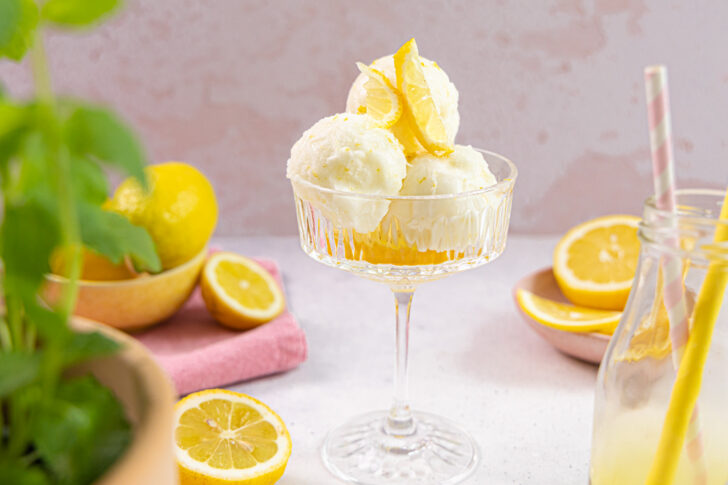 Zitronensorbet in der Glasschale