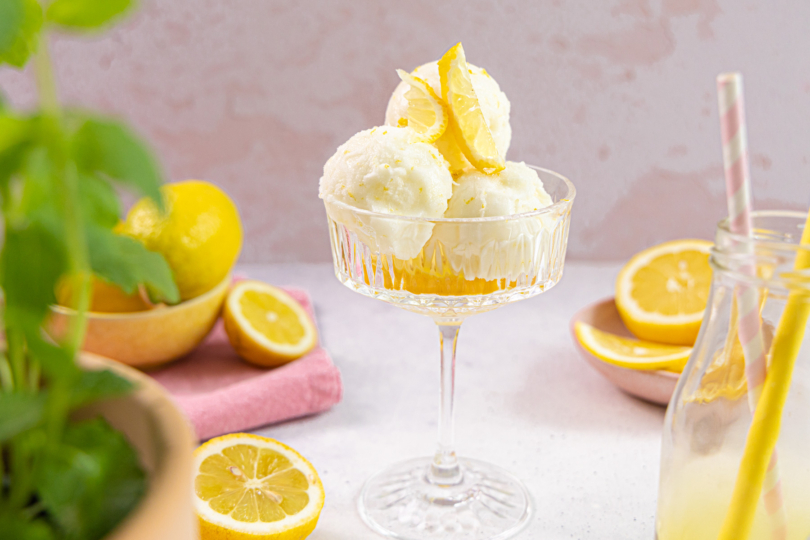 Zitronensorbet in der Glasschale