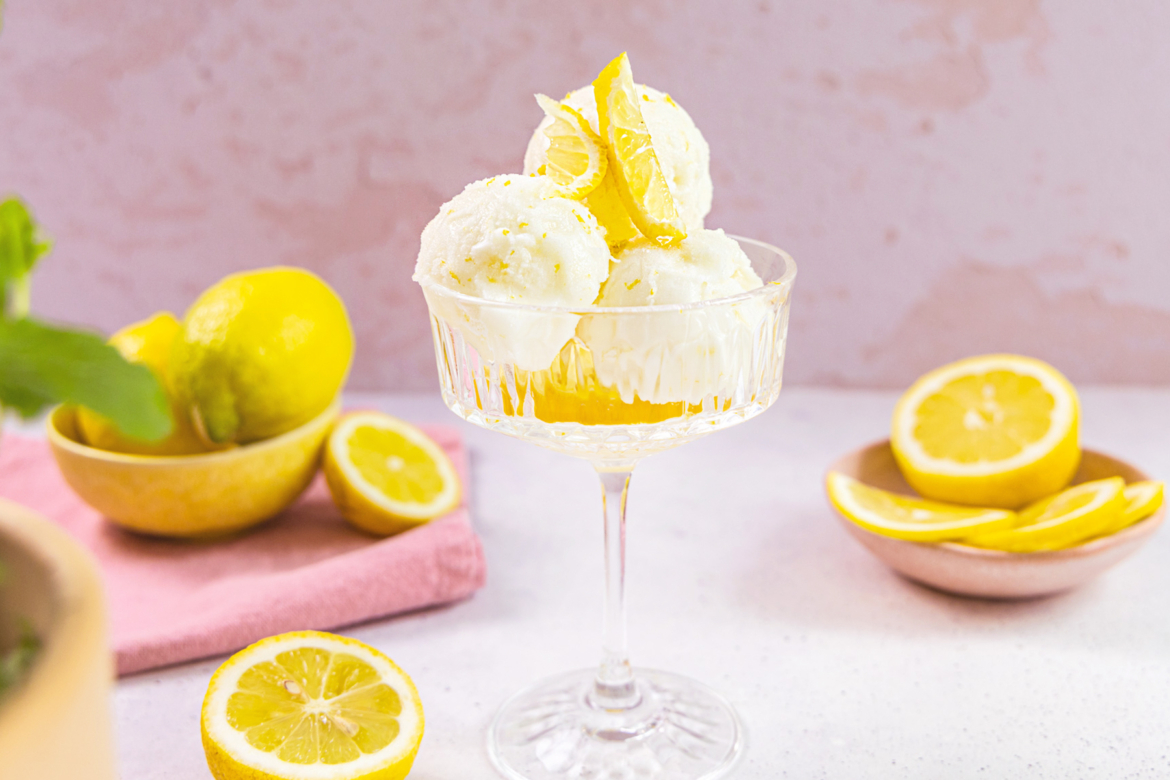 Zitronensorbet aus der Eismaschine