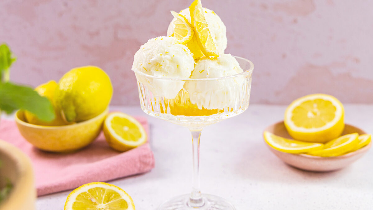 Zitronensorbet aus der Eismaschine