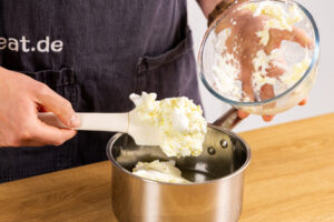 Eischnee in Topf geben