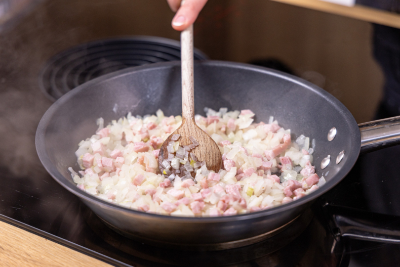 Zwiebel und Schinkenwürfel anbraten