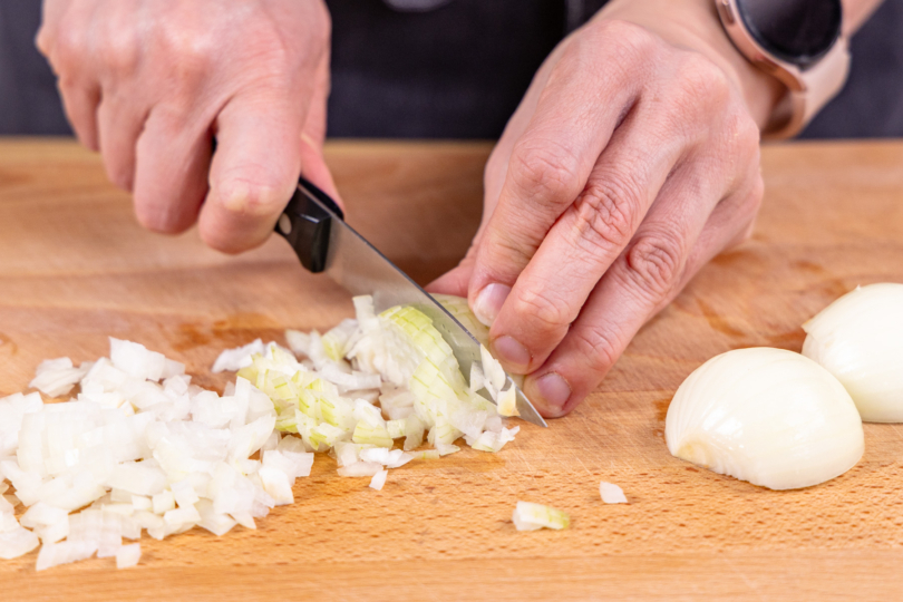 Zwiebel würfeln