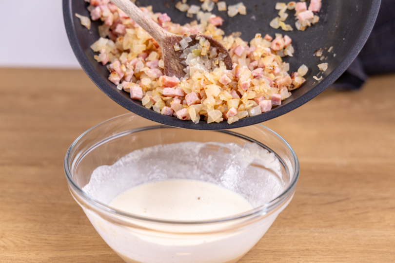 Zwiebeln und Schinken dazugeben