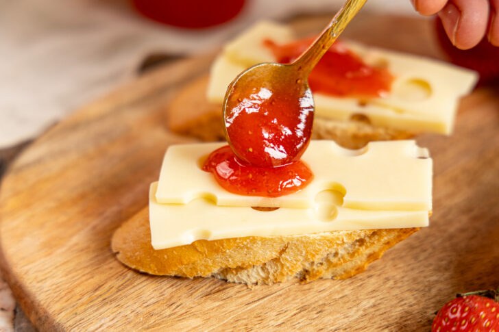 Aperol-Marmelade auf Käse