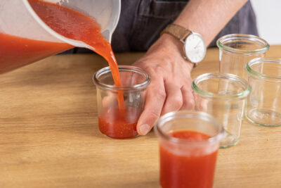 Aperol-Marmelade in Gläser abfüllen
