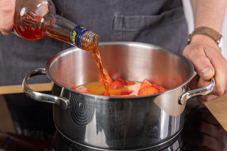 Aperol in den Topf gießen