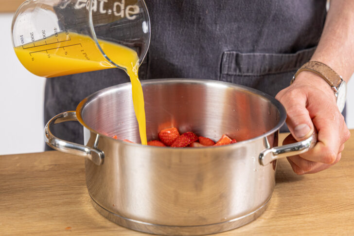 Orangensaft dazugießen
