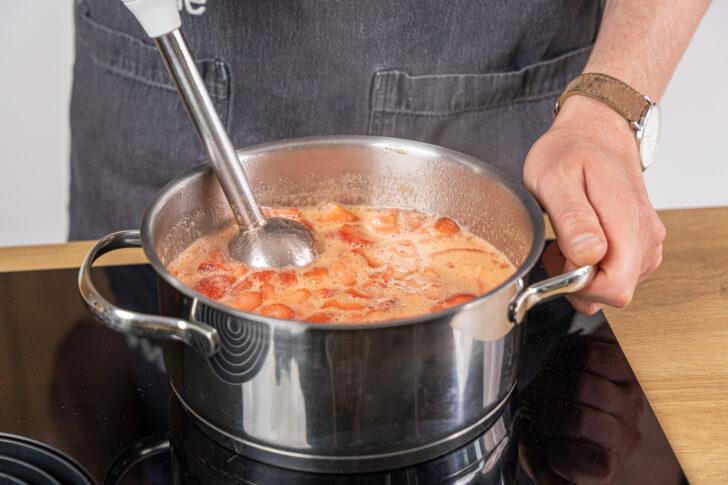 Aperol-Marmelade pürieren