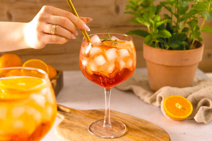 Aperol Tonic mit Strohhalm