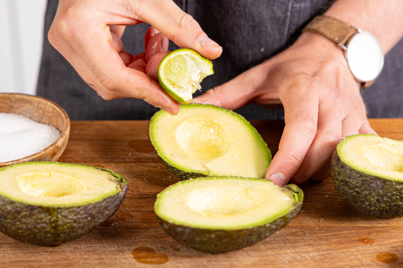 Avocado mit Llimettensaft beträufeln
