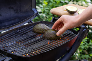 Avocado auf Schnitseite grillen