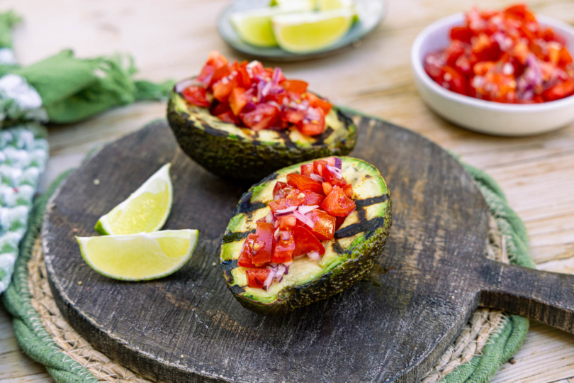 gegrillte Avocado mit Tomatensalat