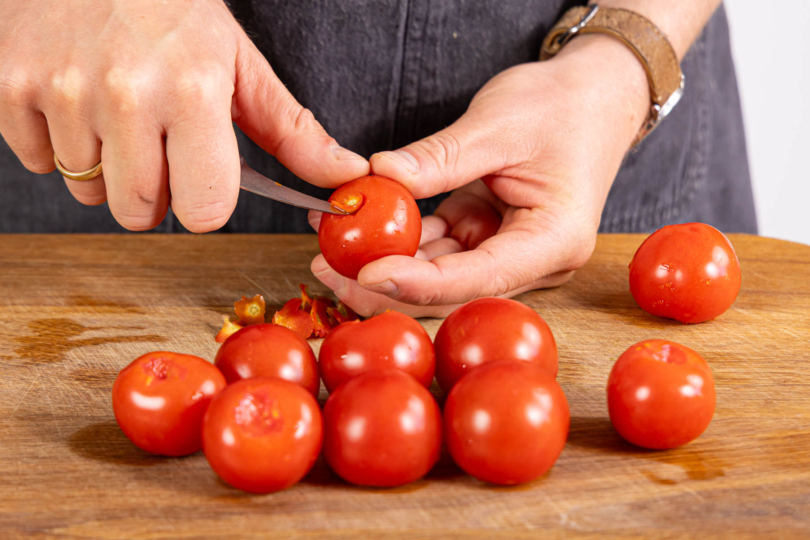 Strunk aus den Tomaten schneiden