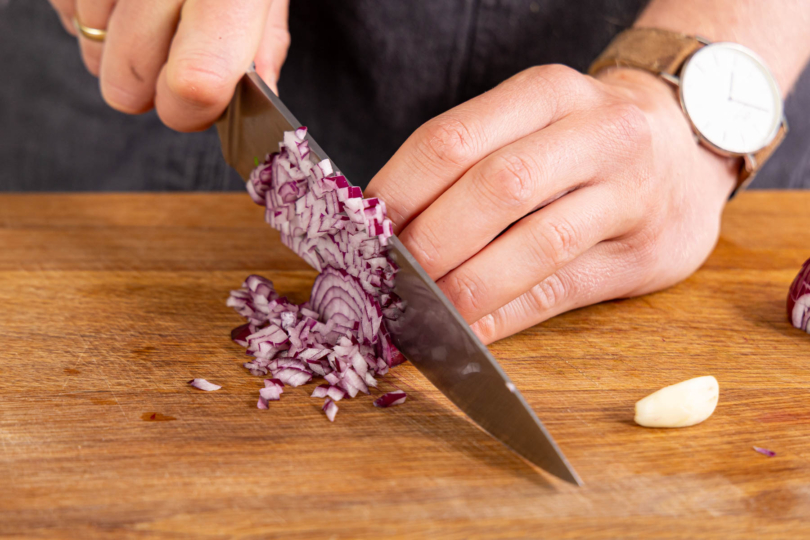 Zwiebel und Knoblauch in feine Würfel schneiden