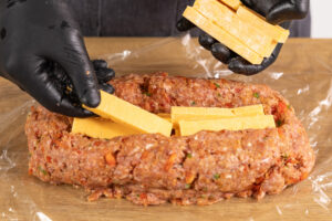 Cheddar in die Mulde legen