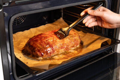 Bacon Bomb im Ofen nochmal mit BBQ Sauce bepinseln