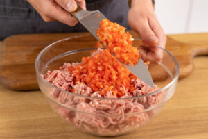 Hackfleisch und Paprika vermengen