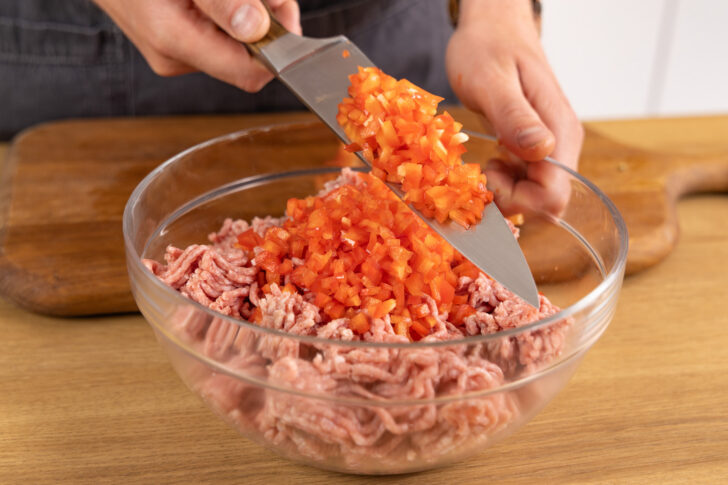 Hackfleisch und Paprika vermengen