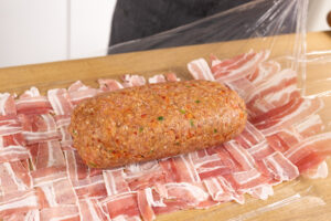 Hackfleisch-Laib mittig auf Bacon legen