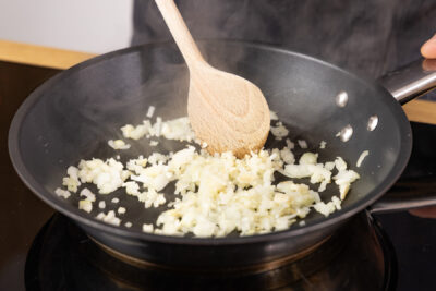 Zwiebeln und Knoblauch anschwitzen