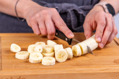 Banane in Scheibe schneiden