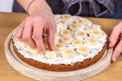 Bananenscheiben auf die Creme geben