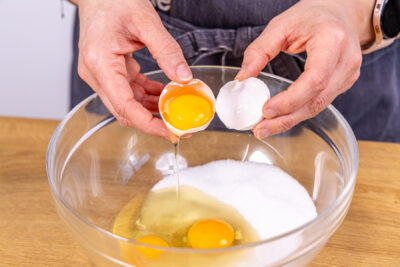 Eier mit Zucker schaumig aufschlagen