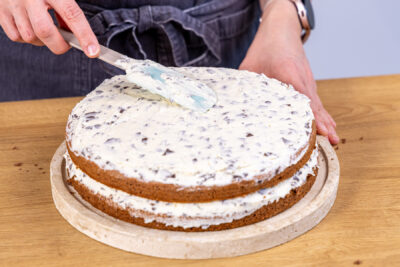 Oberseite der Torte mit Creme bestreichen