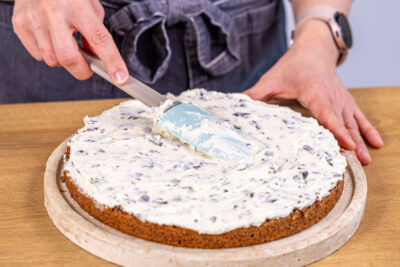 Tortenboden mit Creme bestreichen