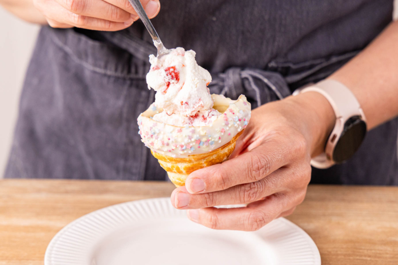 Blätterteig-Schultüte mit der Mascarpone-Erdbeer-Creme füllen