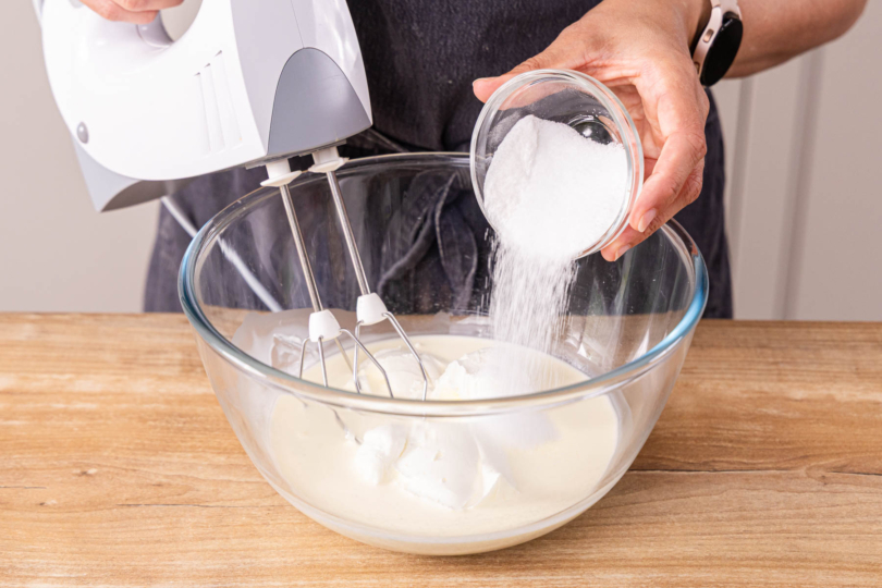 Zucker zur Mascarpone und Sahne geben