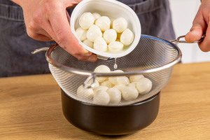 Mozzarellakugeln abtropfen lassen
