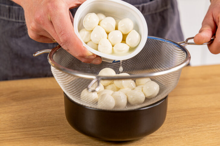 Mozzarellakugeln abtropfen lassen