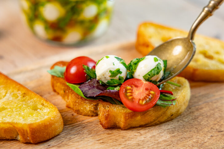 eingelegter Mozzarella auf Brot