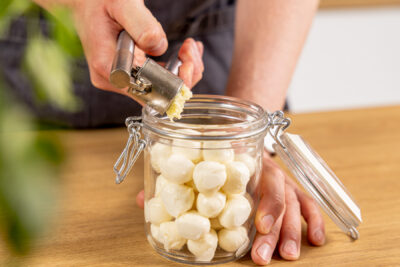 Knoblauch zum Mozzarella pressen