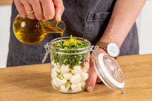 Mozzarella mit Öl aufgießen