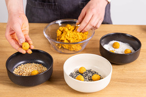 arrot Cake Energy Balls aus dem Thermomix® panieren