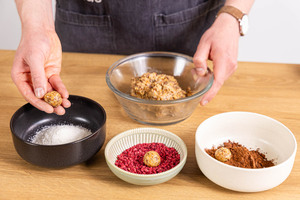 Dattel Aprikosen Energy Balls aus dem Thermomix® panieren