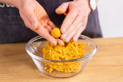 Carrot Cake Masse zu Kugeln formen