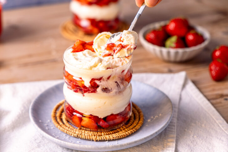 Erdbeer-Kokos-Dessert servieren