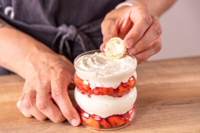 Erdbeer-Kokos-Dessert dekorieren