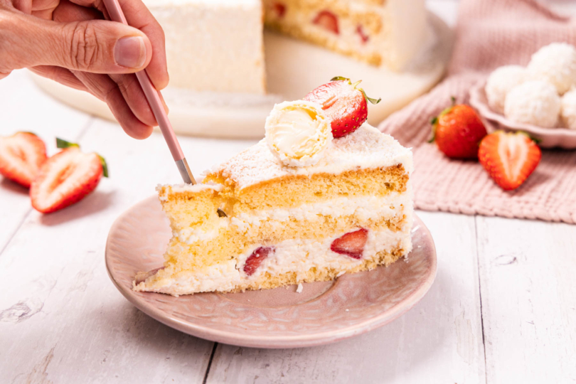 Stück Erdbeer Raffaello Torte angabeln